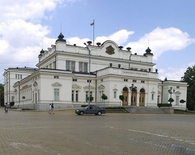 Парламентът уважи становището на Св. синод, до седмица правят общ закон