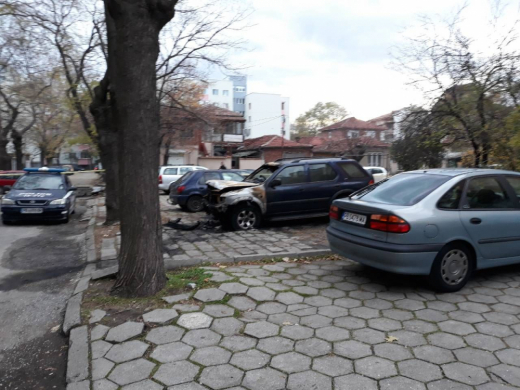 Задържаха двама във връзка с палежа на джипа на шефа на затвора в Пловдив