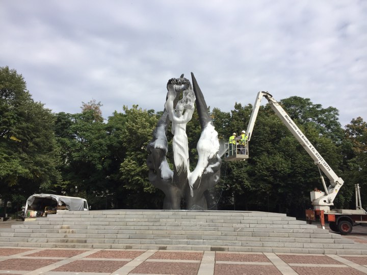 Лъснаха паметника на площад Съединение, работници на ОП Чистота горди (СНИМКИ)