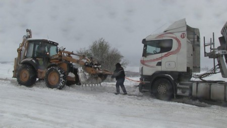 Лед по магистралата обърнал ТИР-а с 12-тонния валяк