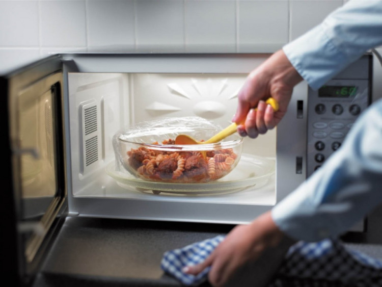 Дали наистина е вредно да нагряваме храна в микровълновата печка