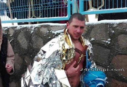 В Кърджали хвърлиха кръста от пожарникарска стълба, Величко го извади за 4-и път