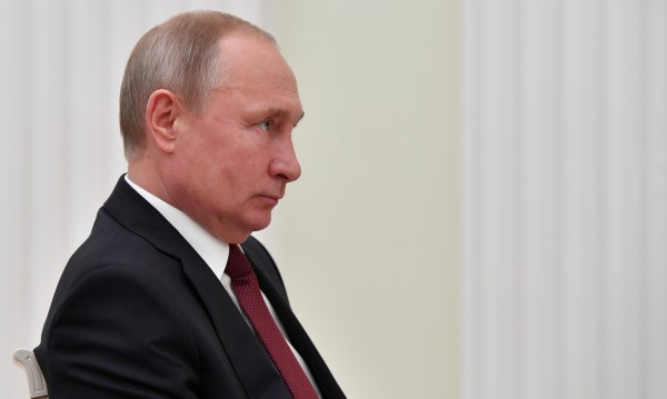 Развален комфорт: Нов спад в доверието към Путин в Русия