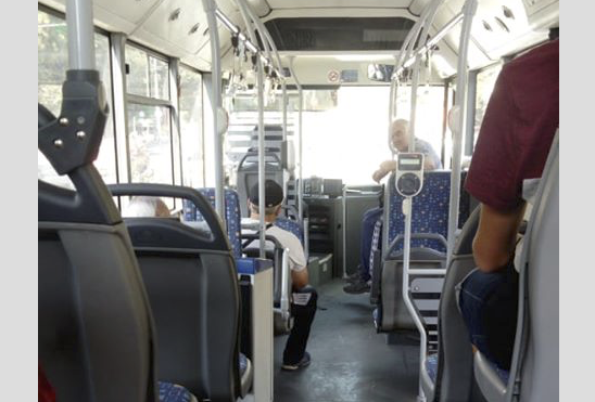 СНИМКИ: Пътници от градския транспорт се возят в сауна-автобус в Пловдив - нито един отворен прозорец и без климатик