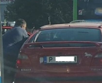 Екшън на пътя! Шофьори се млатят злобно заради дясна лента