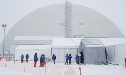 Ново защитно съоръжение над стария саркофаг в Чернобил