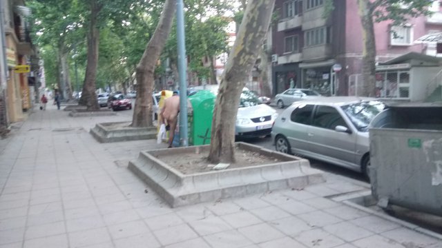 Мъж се съблече чисто гол в центъра на Пловдив СНИМКИ