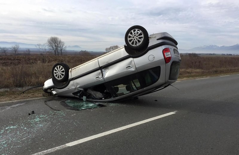 Тежка катастрофа в Пловдивско! 37-годишен се обърна с колата си, с опасност за живота е