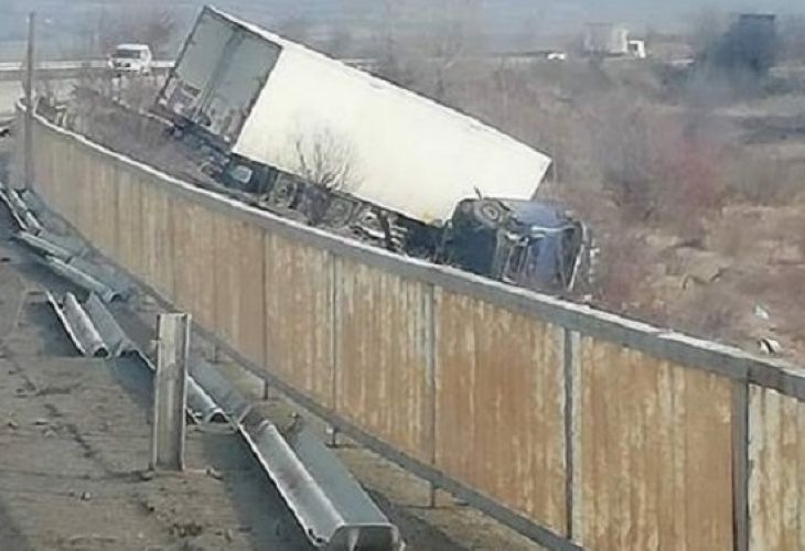 ТИР се хвърли в дере на главен път Е-79 (СНИМКА)