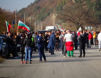 Протестна неделя блокира градове и магистрали (Обзор)