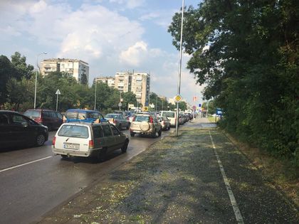 ПЛОВДИВ БЕДСТВА! Задръствания, катастрофи, наводнени и затворени улици! (СНИМКИ)