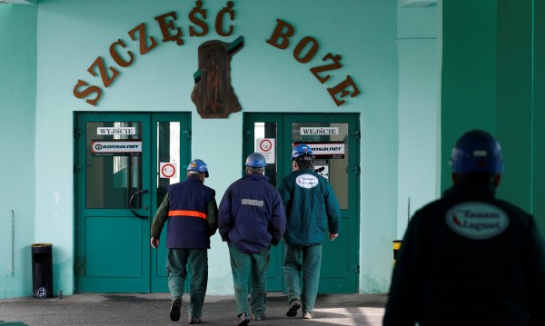 Двама миньори загинаха, а 4-ма се издирват след трус в Полша