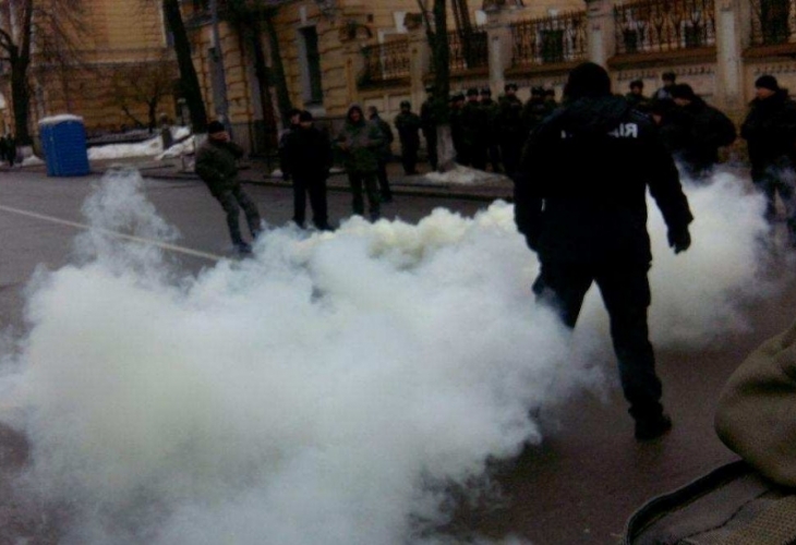 Майдан в центъра на Киев: демонстрантите пуснаха в ход димки (СНИМКИ/ВИДЕО)