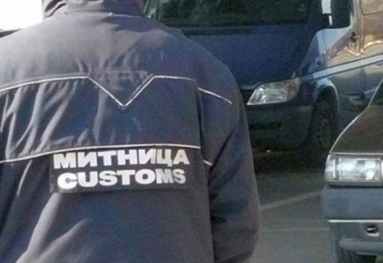 Наши митничари спряха румънски бус и ахнаха от откритото вътре (СНИМКИ)