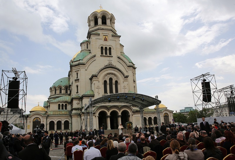 Стотици граждани взеха причастие по време на Светата литургия, отслужвана от папа Франциск в столицата