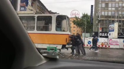 Трамвай закъса в столицата! Бутаха го, но успяха ли...? ВИДЕО