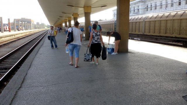 Десетки чакат на перона влака за София вече час