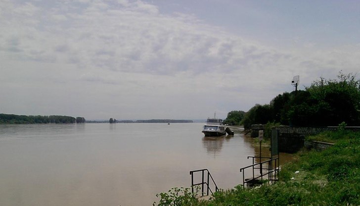 Висока вълна преминава през река Дунав