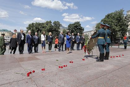 С полагане на венец на гробницата на Незнайния воин в Москва започна посещението на българската делегация, водена от председателя на парламента Цвета Караянчева