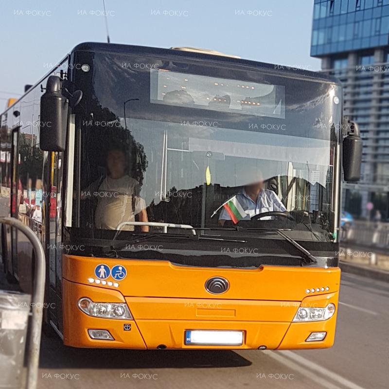 Бургас: Двама пътници са пострадали, след като паднали в автобус на градския транспорт