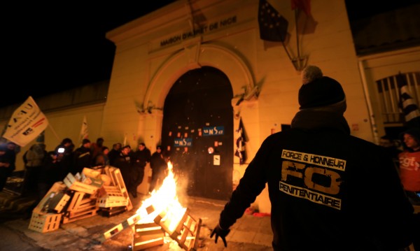 Френски надзиратели на протест заради радикализирани затворници