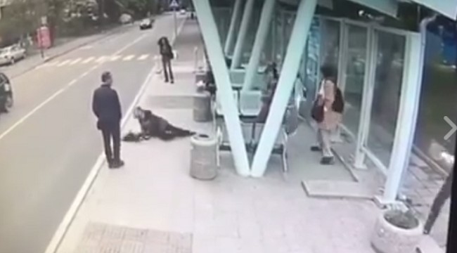 26-годишен плюе и рита в гръб пенсионерка! И никой не помръдва... (ВИДЕО)