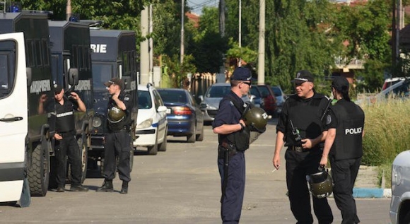 Полицаи обърнаха 13 къщи в село в Пловдивско надолу с главата, петима са закопчани