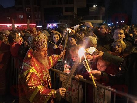 Христос Воскресе! Хиляди бургазлии се стекоха към площад 