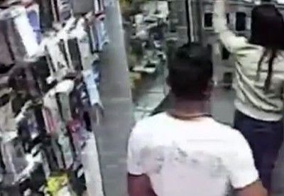 Собственик на магазин сам залови крадец на телефони в Пловдив (видео)