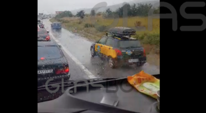 Изумително ВИДЕО! След като БМВ се вряза в линейка в аварийната лента, коли продължават да летят по нея при инцидента на АМ Тракия