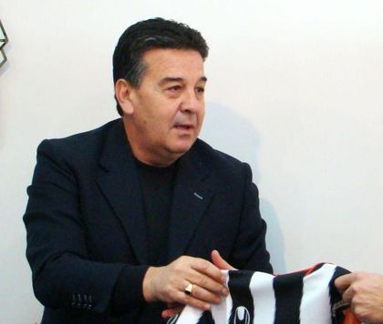 Атанас Узунов става на 60 години