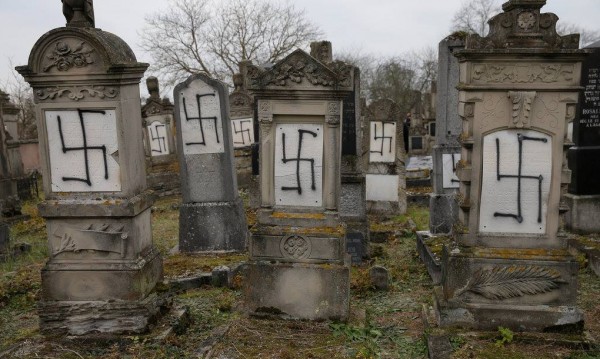 37 осквернени паметника в еврейско гробище във Франция