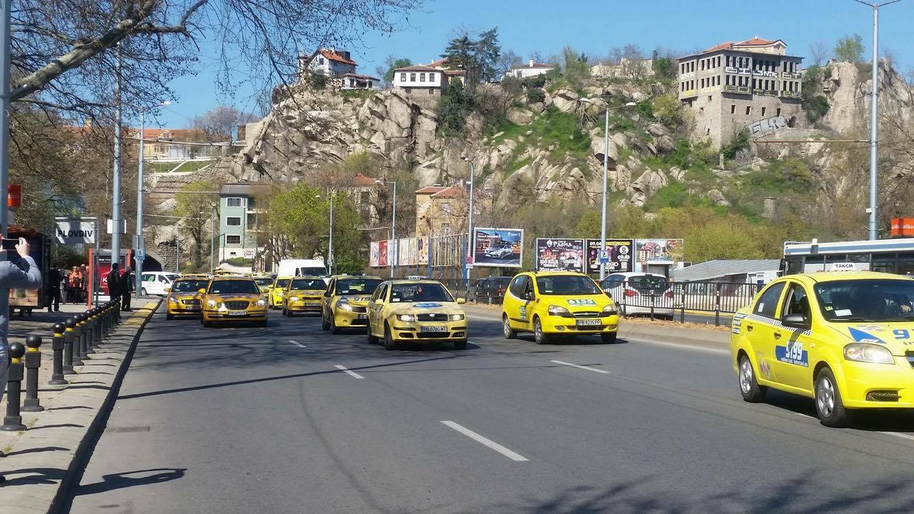 Таксиметровите шофьори тръгнаха на шествие (СНИМКИ)