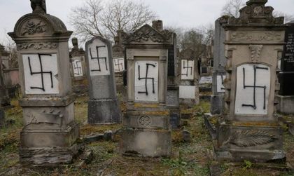 37 осквернени паметника в еврейско гробище във Франция