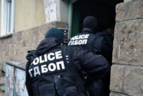 ГДБОП разби банда за разпространение на контрабандни цигари в Асеновград