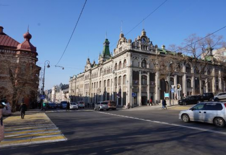 Две девойки преминаха по улиците на Владивосток по голи гърди (ВИДЕО 18+)