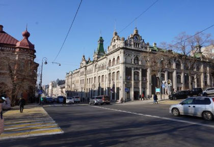 Две девойки преминаха по улиците на Владивосток по голи гърди (ВИДЕО 18+)
