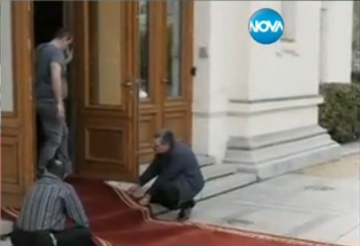 Трескава подготовка: Червен килим като в Холивуд за бъдещите депутати! Каракачанов се зарече, че няма да стъпи на него (СНИМКИ)