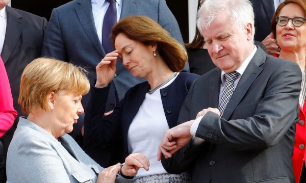 Твърдият срещу бежанците Зеехофер – предвестник на края на Меркел?