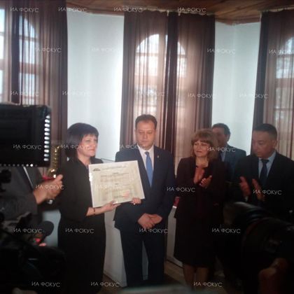 Председателят на Народното събрание Цвета Караянчева връчи на кмета на Велико Търново Даниел Панов решението за обявяване на града за историческа и духовна столица на България