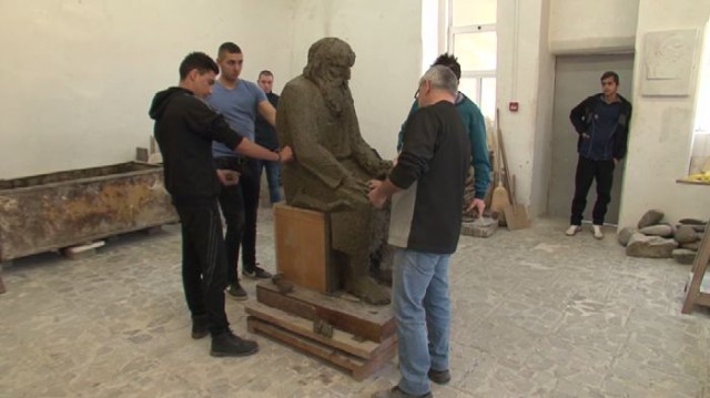 Ученици изграждат паметник на дядо Добри