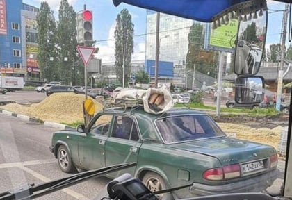 Ужас! Труп в чувал на покрива на „Волга“ смрази мрежата (СНИМКИ 18+)
