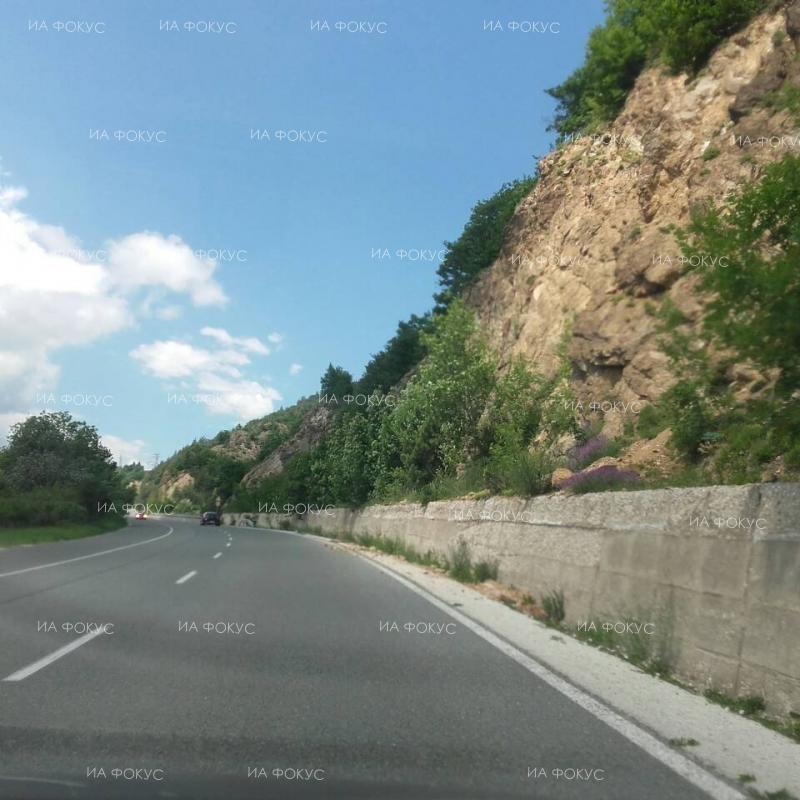 Кюстендил: Ремонтни дейности се извършват по пътя Кюстендил – София между селата Коняво и Цървеняно