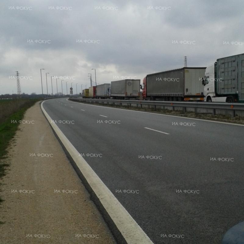 Видин: Около 5-6 км колона от товарни автомобили се е образувала на изход на ГКПП „Дунав мост - Видин“