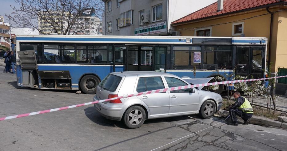 Снимки от тежката катастрофа с автобус, който се вряза в къща във Варна