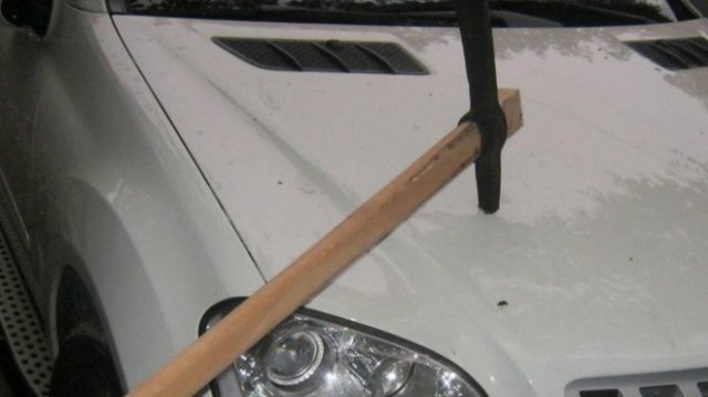 Мъж потроши с кирка реното на млада дама и го избута, за да затапи кръстовище в Пловдив