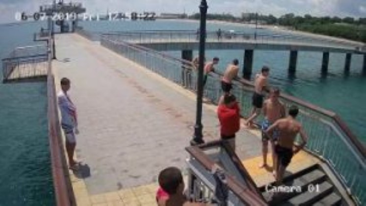 Бургас: Младежи са счупили охранителната камера за видеонаблюдение на Моста