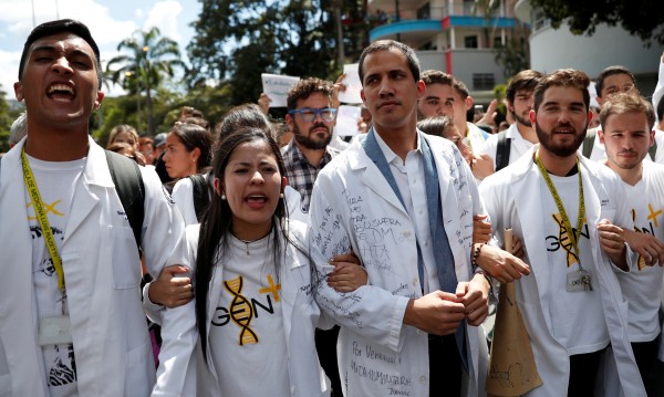 Венецуелци на протест за оставка на Мадуро