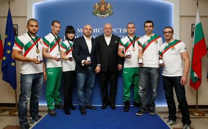 СНИМКИ: Министър Кралев отличи ММА медалисти