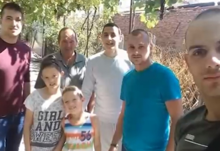 За пример! Младежи помогнаха на дядо, който сам гледа внучетата си (ВИДЕО)